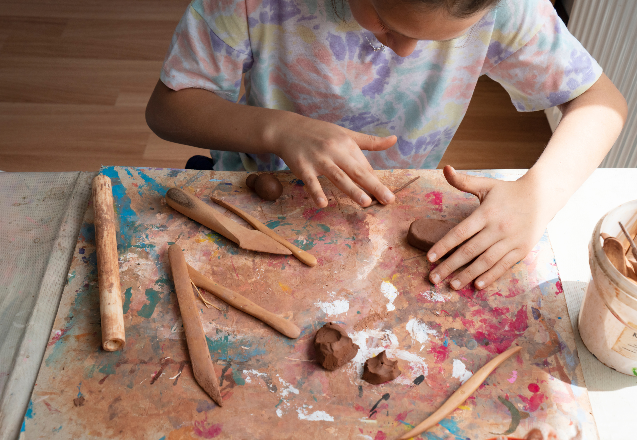 Kid molding clay